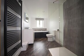 The Shippon -hot Tub ext chg - Superking-log Fire