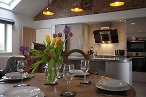 The Shippon -hot Tub ext chg - Superking-log Fire