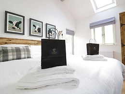 The Shippon -hot Tub ext chg - Superking-log Fire