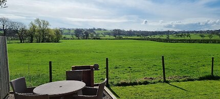 The Shippon -hot Tub ext chg - Superking-log Fire