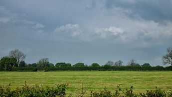 The Shippon -hot Tub ext chg - Superking-log Fire