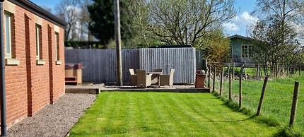 The Shippon -hot Tub ext chg - Superking-log Fire