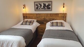 The Shippon -hot Tub ext chg - Superking-log Fire