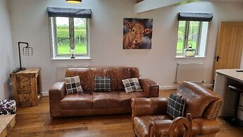 The Shippon -hot Tub ext chg - Superking-log Fire