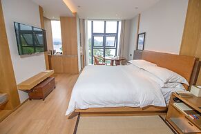 voco Thousand Island Lake by IHG