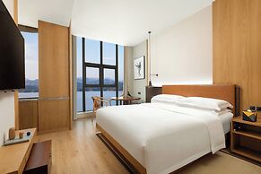 voco Thousand Island Lake by IHG