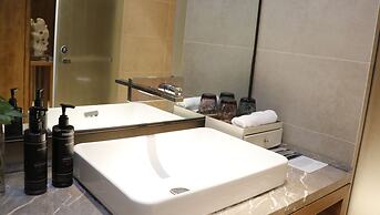 voco Thousand Island Lake by IHG