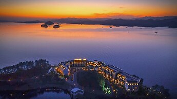 voco Thousand Island Lake by IHG