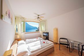 Magnolia Apt. 1 Front Lake