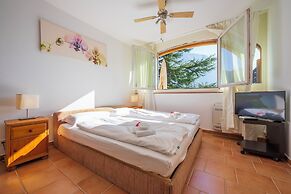 Magnolia Apt. 1 Front Lake