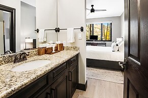 Highlands Westview 202 3 Bedroom Condo by RedAwning