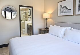 Highlands Westview 202 3 Bedroom Condo by RedAwning