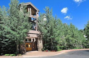 Highlands Westview 202 3 Bedroom Condo by RedAwning