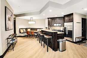 Highlands Westview 202 3 Bedroom Condo by RedAwning