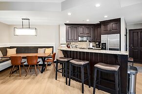 Highlands Westview 202 3 Bedroom Condo by RedAwning