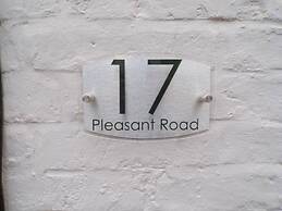 Inviting 3-bed Apartment in Southend-on-sea