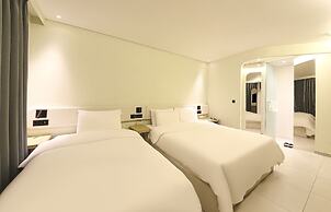 MU:TE Hotel
