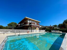 Peaceful House With Pool and Terrace