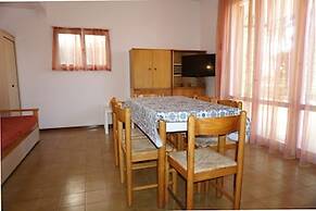 Beautiful Terraced House With Pool and Garden