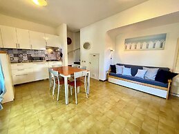 Beautiful Terraced House With Pool and Garden