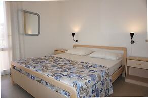 Beautiful Terraced House With Pool and Garden