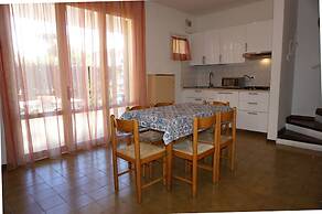 Beautiful Terraced House With Pool and Garden