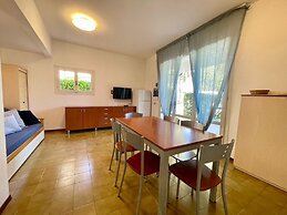 Beautiful Terraced House With Pool and Garden