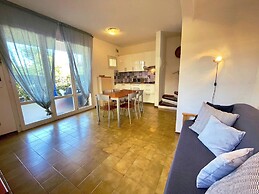 Beautiful Terraced House With Pool and Garden
