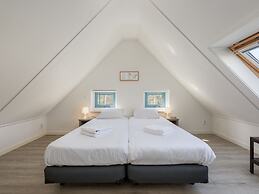 Spacious Farmhouse Near Beach