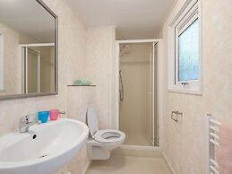 Comfy Chalet With Dishwasher, 500 m From the Beach