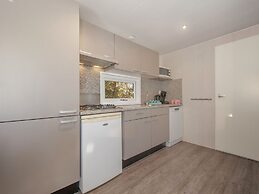 Comfy Chalet With Dishwasher, 500 m From the Beach