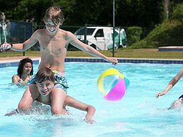 Restyled House With hot Tub, City of Breda at 10km