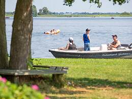 Chalet With 2 Bathrooms and a Boat, Near Giethoorn