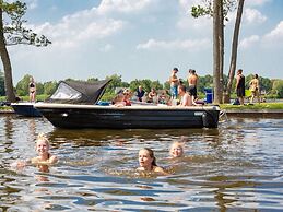 Chalet With 2 Bathrooms and a Boat, Near Giethoorn