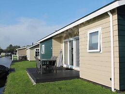 Chalet With 2 Bathrooms and a Boat, Near Giethoorn