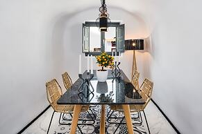 Stunning Villa, Private hot tub in Thera Santorini