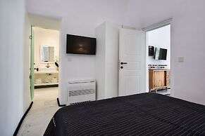 Stunning Villa, Private hot tub in Thera Santorini