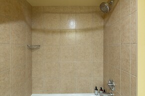 Grand Lodge 1-Bedroom Condo with 3 Queens & Close to Everything 1 Cond