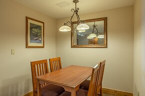 Grand Lodge 1-Bedroom Condo with 3 Queens & Close to Everything 1 Cond