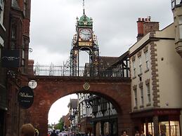 Lion House Chester - Very Near Zoo Ideal for City - Sleeps Up to 7