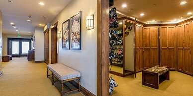Highlands Slopeside #207 3 Bedroom Condo by RedAwning