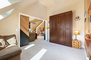 2105 The Pines 3 Bedroom Condo by RedAwning