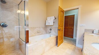 Mammoth Gateway Village 7 Pet-Friendly, Mountain Modern with Private J