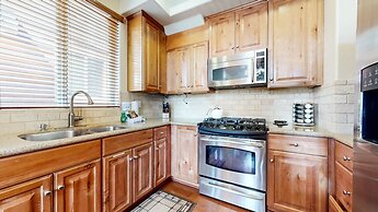 Mammoth Gateway Village 7 Pet-Friendly, Mountain Modern with Private J