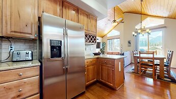 Mammoth Gateway Village 7 Pet-Friendly, Mountain Modern with Private J