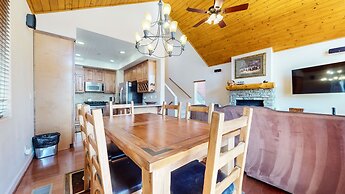 Mammoth Gateway Village 7 Pet-Friendly, Mountain Modern with Private J