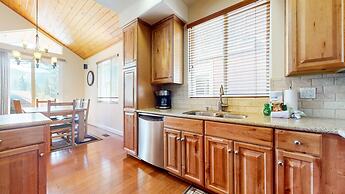 Mammoth Gateway Village 7 Pet-Friendly, Mountain Modern with Private J