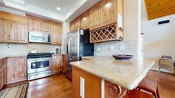 Mammoth Gateway Village 7 Pet-Friendly, Mountain Modern with Private J