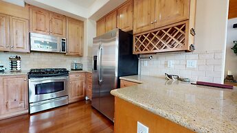 Mammoth Gateway Village 7 Pet-Friendly, Mountain Modern with Private J