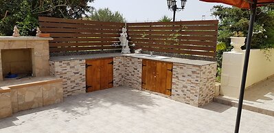 Rustic Villa With Pool, Sleeps 6 & Terrace